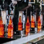 Proses produksi botol kaca di pabrik modern dengan mesin otomatis